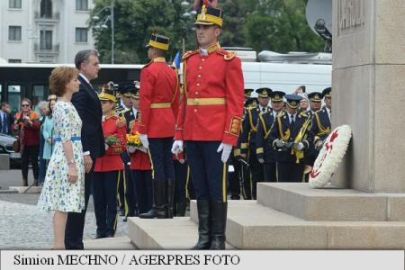 10-MAI-Ceremonie-militară-și-depuneri-de-flori-la-statuia-regelui-Carol-I-din-Piața-Palatului-Regal-2