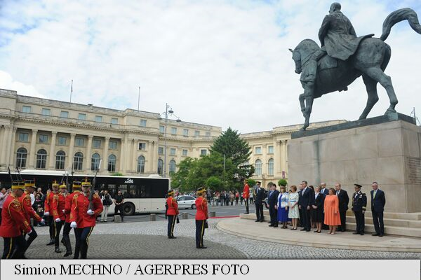 10-MAI-Ceremonie-militară-și-depuneri-de-flori-la-statuia-regelui-Carol-I-din-Piața-Palatului-Regal