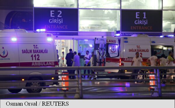 ATENTATE-Turcia-foto-video-28-de-morți-60-de-răniți-în-atentatul-sinucigaș-de-la-aeroportul-internațional-Atatürk-trei-atacatori-guvernator
