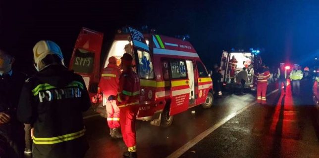 Accident autocar muncitori Spania – 32 de răniți și 1 mort, autocar răsturnat pe DN7, la Tătărăşti
