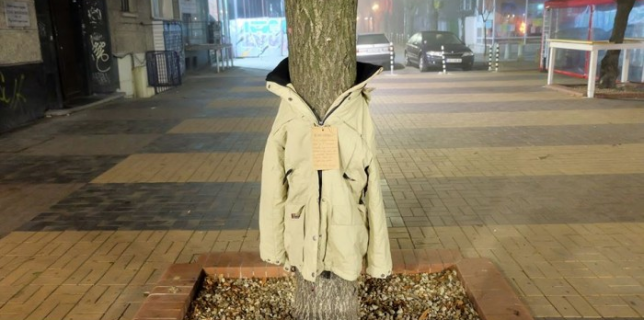 Acțiunea-Îmbracă-un-copac-organizată-și-la-Ploiești-în-sprijinul-nevoiașilor