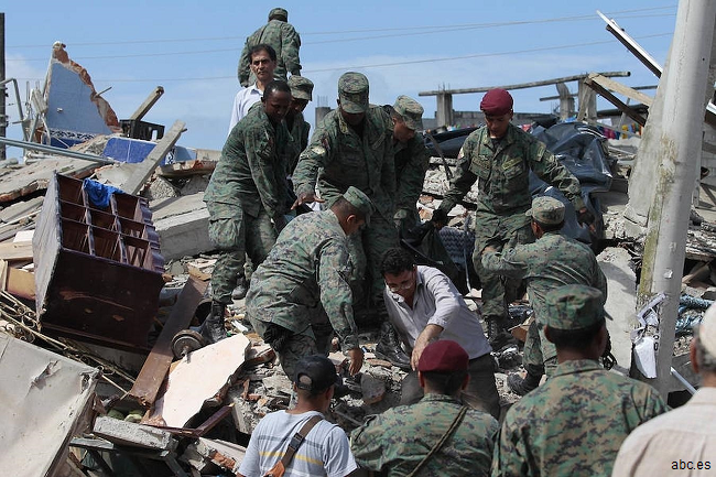 Al menos 272 muertos y más de 2.000 heridos por un terremoto de magnitud 7,8 en Ecuador