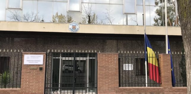 Ambasada României în Regatul Spaniei a coborât în bernă steagurile în semn de doliu pentru victimele pandemiei de coronavirus