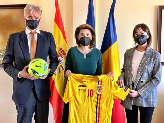 Ambasadorul României în Regatul Spaniei a înmânat tricoul oficial al Echipei naționale de fotbal a României