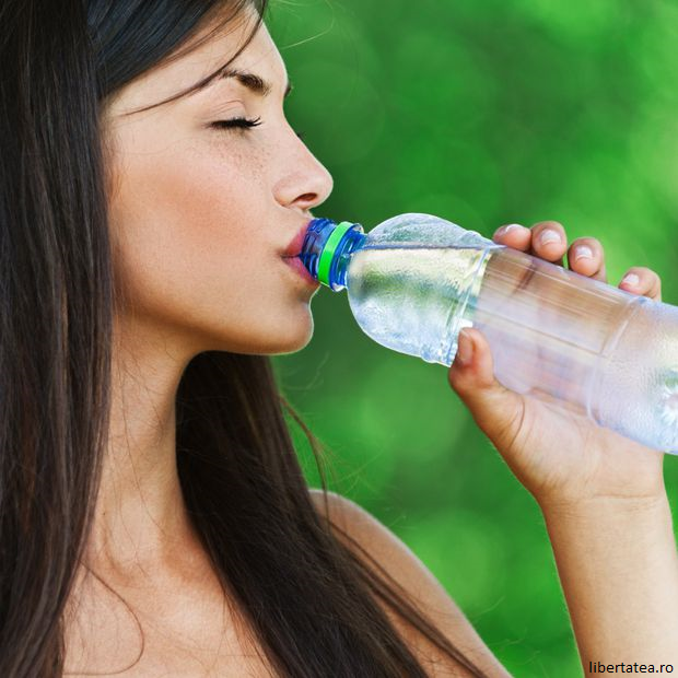 Apa-nu-poate-preveni-deshidratarea-Desfiinţarea-unui-mit-2-litri-de-apă-pe-zi