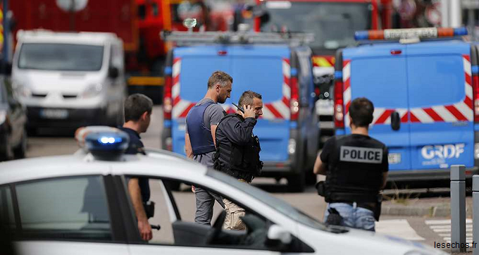 Atentat-Franța-Preot-ucis-în-luarea-de-ostatici-Unul-dintre-atacatorii-din-biserică-era-inculpat-pentru-legături-cu-terorismul