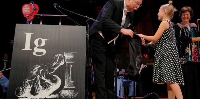 Wartinger is interrupted by „Miss Sweetie Poo” while accepting the Ig Nobel prize for Medicine at Harvard University in Cambridge