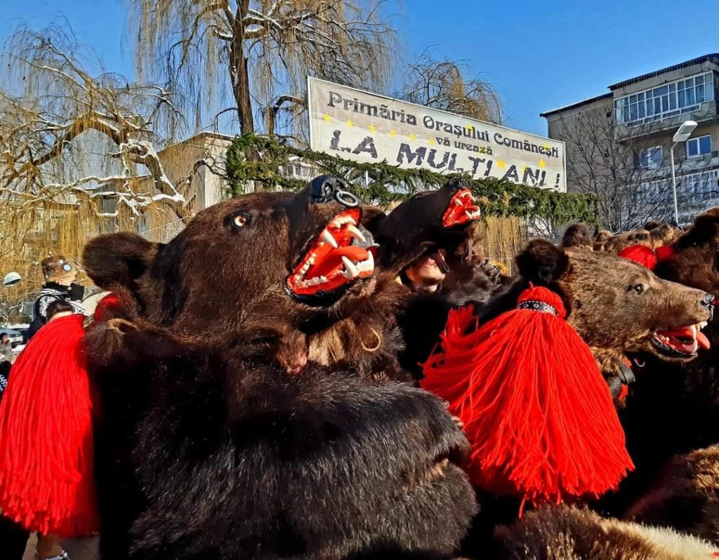 Bacău: ''Dansul Urşilor'', înscris în Patrimoniul UNESCO, cap de afiş la Festivalul ''Datinilor şi Obiceiurilor Strămoşeşti'' de la Comăneşti