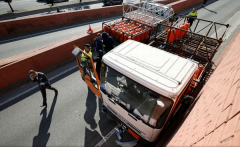 Barcelona: Un șofer care conducea pe contrasens un camion cu o încărcătură periculoasă a fost arestat cu focuri de armă