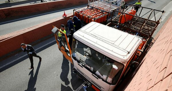 Barcelona Un șofer care conducea pe contrasens un camion cu o încărcătură periculoasă a fost arestat cu focuri de armă
