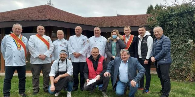 Bihor: Comuna Oşorhei a câştigat concursul de preparate culinare "D'ale porcului"