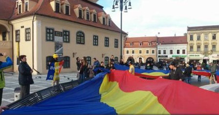 Brașov – Un steag de 100 de metri, desfășurat în Piața Sfatului, la împlinirea a 99 de ani de la Unirea Basarabiei cu România