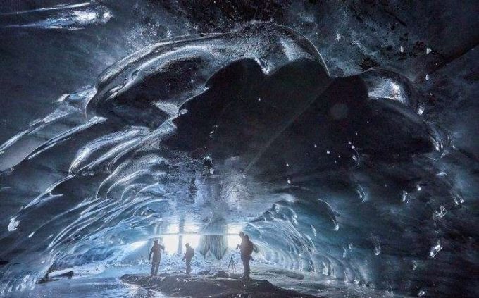 ''Catedrala din gheaţă'', o peşteră formată natural în Alpii elveţieni, oferă o privelişte unică vizitatorilor
