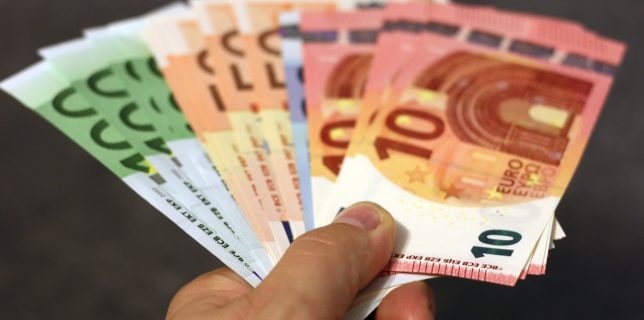 Ce spune Isărescu despre banii românilor din străinătate trimiși în țară