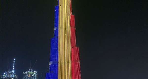 Cea mai înaltă clădire-turn din lume, Burj Khalifa, iluminată în culorile steagului României