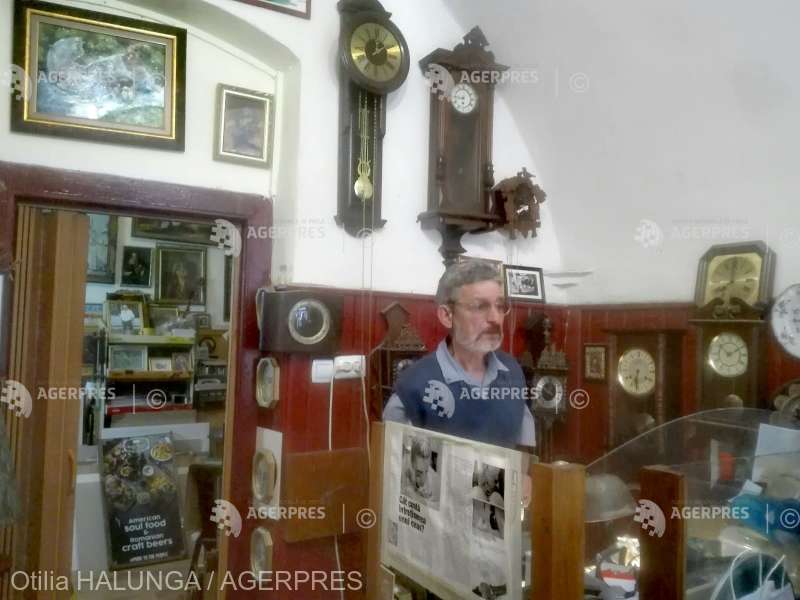 Ceasornicarul din Timişoara care şi-ar dori un ucenic să îi lase atelierul, după 50 de ani de meserie 1