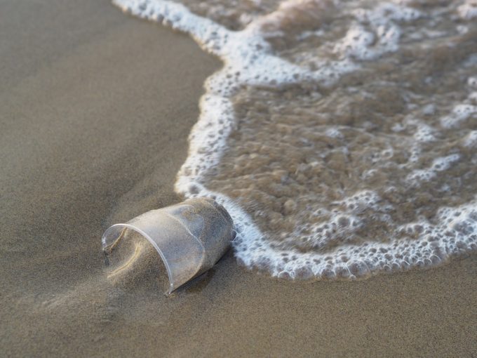 Circa 230.000 de tone de plastic sunt aruncate anual în Marea Mediterană (IUCN)