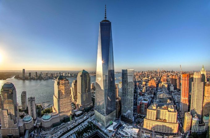 Clădirea-turn "One World Trade Center" a fost construită în memoria fostului complex de clădiri World Trade Center, distrus la 11 septembrie 2001
