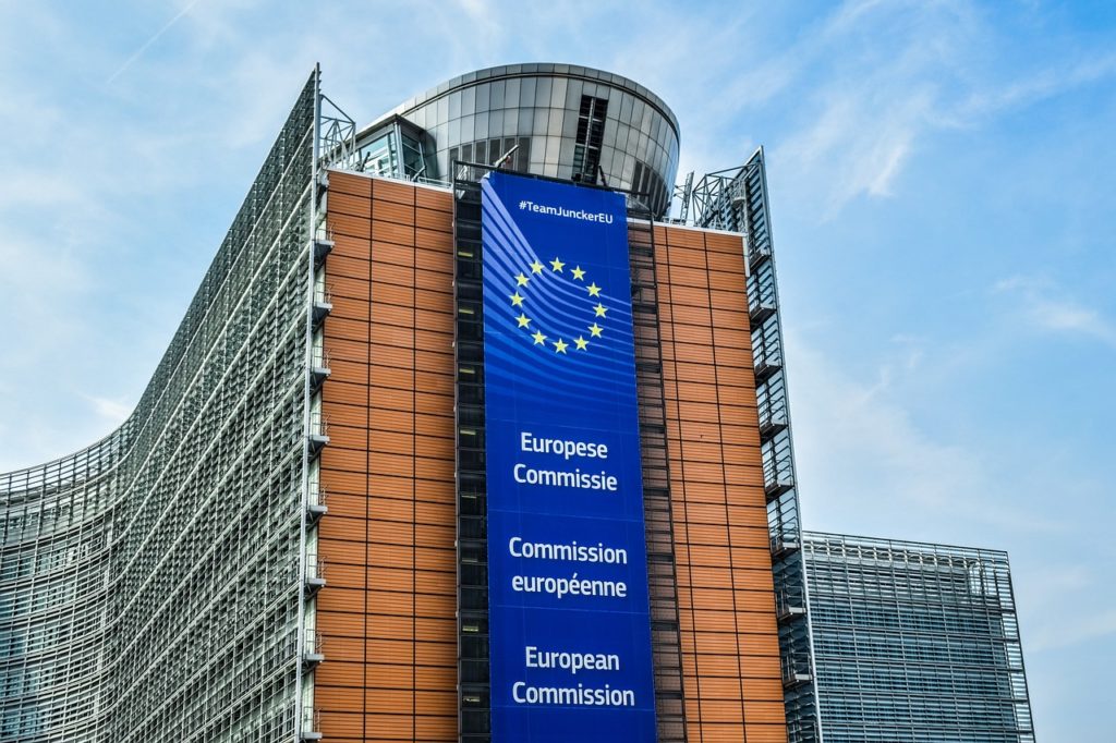 Comisia Europeană cere României şi Austriei transpunerea Directivei privind protecţia intereselor colective ale consumatorilor