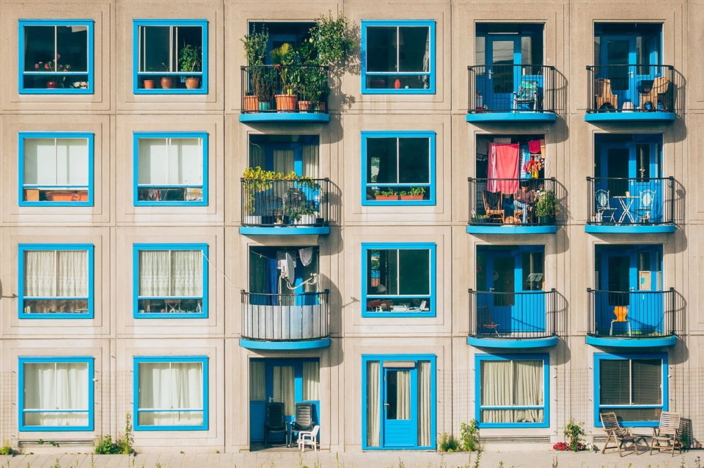 Comisia Europeană va propune introducerea unor standarde energetice minime pentru clădirile rezidenţiale