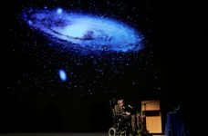 Comunitatea academică şi ştiinţifică internaţională îi aduce un omagiu lui Stephen Hawking