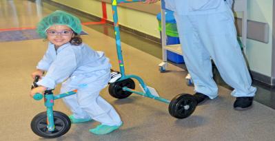Copiii internați la Spitalul Universitar din Torrejón merg la probe și la sala de operație cu tricicleta