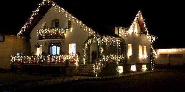 Covasna: Câştigătorul concursului 'Cea mai frumoasă casă împodobită de Crăciun' a donat premiul Clubului Copiilor