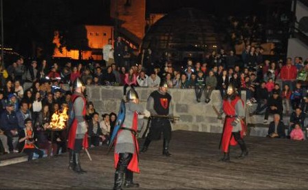 Demonstrații cavalerești și peste 10.000 de lumânări aprinse în Cetatea Medievală, la Festivalul Luminii din Târgu Mureș