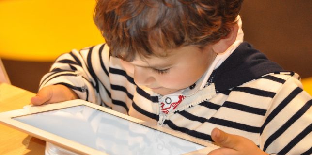 Dezvoltarea optimă a copiilor poate fi afectată de timpul petrecut în faţa ecranelor (studiu)