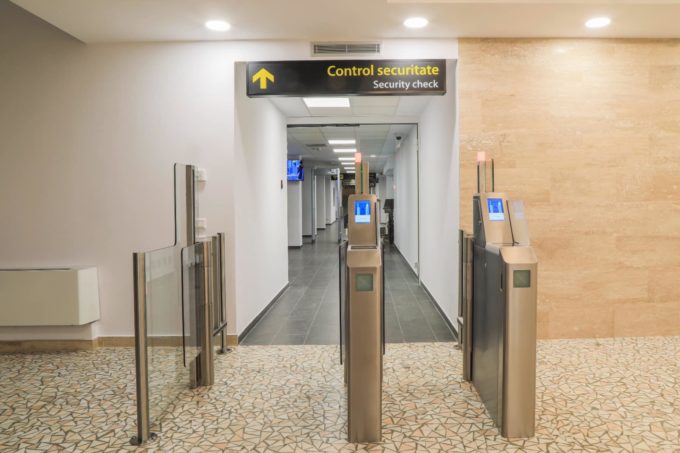 Doi spanioli cu certificate digitale de vaccinare false, depistaţi la Aeroportul Otopeni