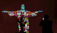 Drapele a 166 de ţări, proiectate pe statuia Cristos Mântuitorul din Brazilia