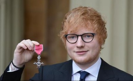 Ed Sheeran a fost premiat de prințul Charles la Palatul Buckingham. Ce a declarat artistul