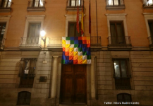 El Ayuntamiento de Madrid «celebra» el 12 de octubre colgando una «wiphala», la bandera indígena
