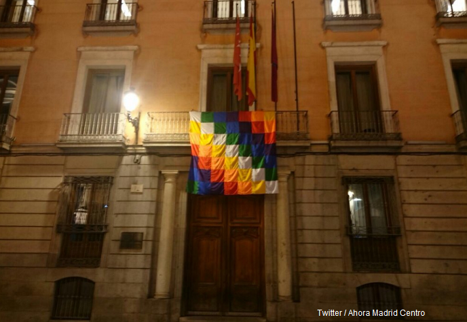 el-ayuntamiento-de-madrid-celebra-el-12-de-octubre-colgando-una-wiphala-la-bandera-indigena