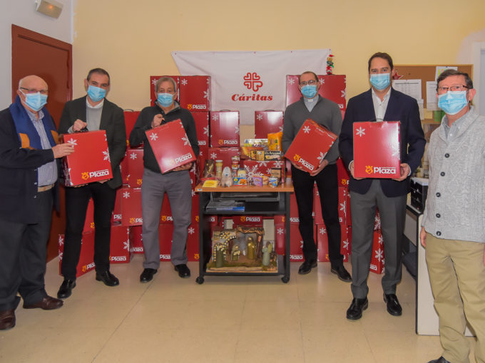 El Ayuntamiento entrega a Cáritas 500 cestas con alimentos y lotes de productos navideños para su distribución entre las familias más necesitadas de la ciudad