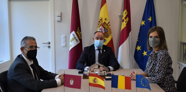 El alcalde de Albacete, Emilio Sáez, ha recibido a la nueva cónsul de Rumania en Castilla-La Mancha, Florenta Ciobotaru