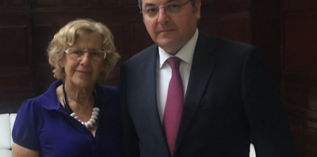 El-embajador-rumano-ha-sido-recibido-por-la-alcaldesa-de-Madrid-Sra-Manuela-Carmena-en-visita-de-despedida-con-ocasión-de-la-finalización-de-su-mandato-en-España