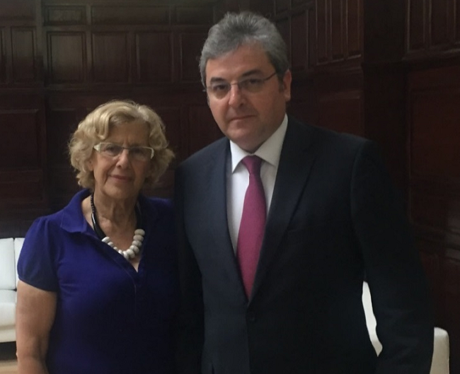 El-embajador-rumano-ha-sido-recibido-por-la-alcaldesa-de-Madrid-Sra-Manuela-Carmena-en-visita-de-despedida-con-ocasión-de-la-finalización-de-su-mandato-en-España