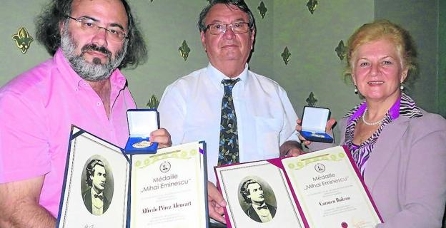 El poeta A P Alencart recibe la Medalla de Oro Mihai Eminescu en Rumanía
