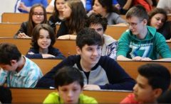 Elevii din România, fruntași la studiul limbilor străine (Eurostat)