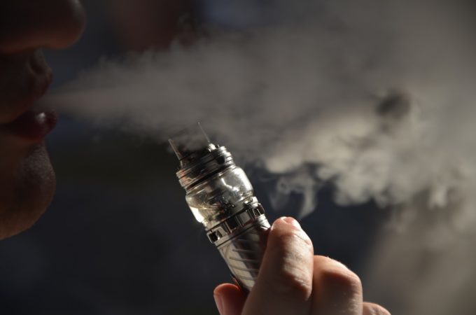 Franţa va interzice ţigările electronice de unică folosinţă