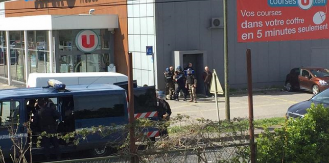 Franța Luare de ostatici într-un supermarket cel puțin 2 morți Atacatorul spune că luptă pentru Statul Islamic