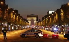 Franța: Schimb de focuri pe Champs-Elysées, un polițist ucis. Gruparea Stat Islamic revendică acțiunea