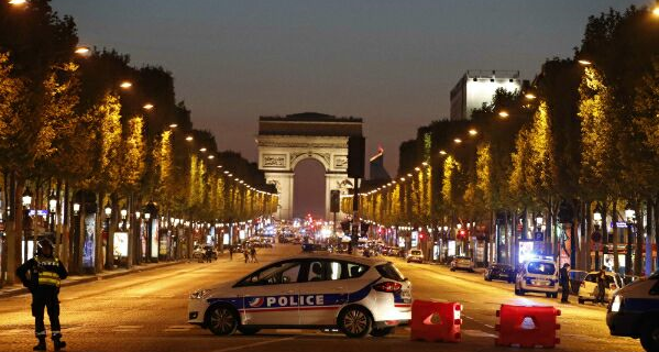 Franța Schimb de focuri pe Champs-Elysées un polițist ucis