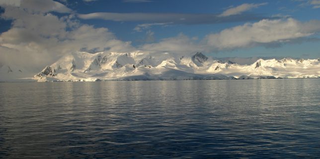 Gaura din stratul de ozon de deasupra Antarcticii devine din ce în ce mai mică