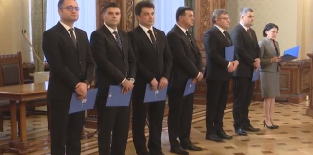 Guvernul României Noii miniştri au depus jurământul de învestitură în funcţii