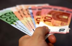 Guvernul spaniol a aprobat introducerea unui venit minim garantat de 462 euro până la 1.015 euro pe lună