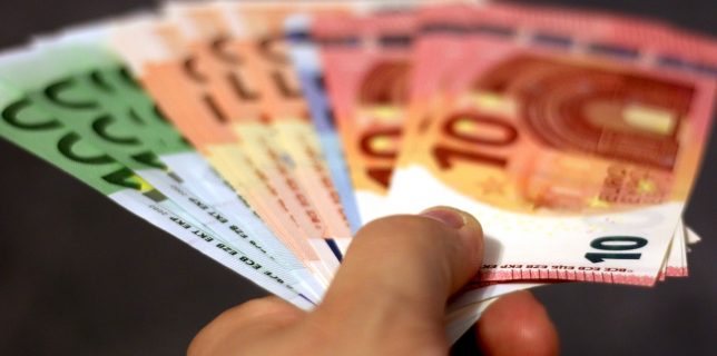 Guvernul spaniol a aprobat introducerea unui venit minim garantat de 462 euro pe lună