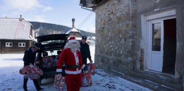 Harghita: Elevii Şcolii Speciale din Bilbor au primit cadouri de Crăciun din partea jandarmilor