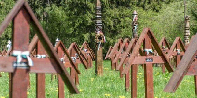 Harghita Preoţi ortodocşi au oficiat o slujbă de pomenire a eroilor la cimitirul din Valea Uzului
